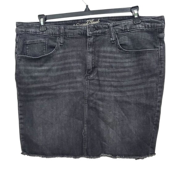 Universal Thread Womans Black Wash Distressed Frayed Hem Denim Skirt Plus 18/34R - Picture 1 of 8